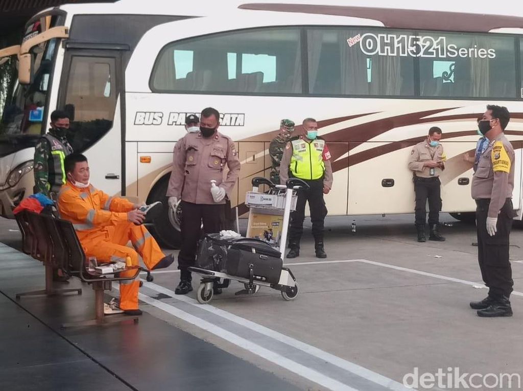 Depresi Sedang, TKA China yang Ngamuk di Bandara Banyuwangi Dideportasi Depresi Sedang, TKA China yang Ngamuk di Bandara Banyuwangi Dideportasi