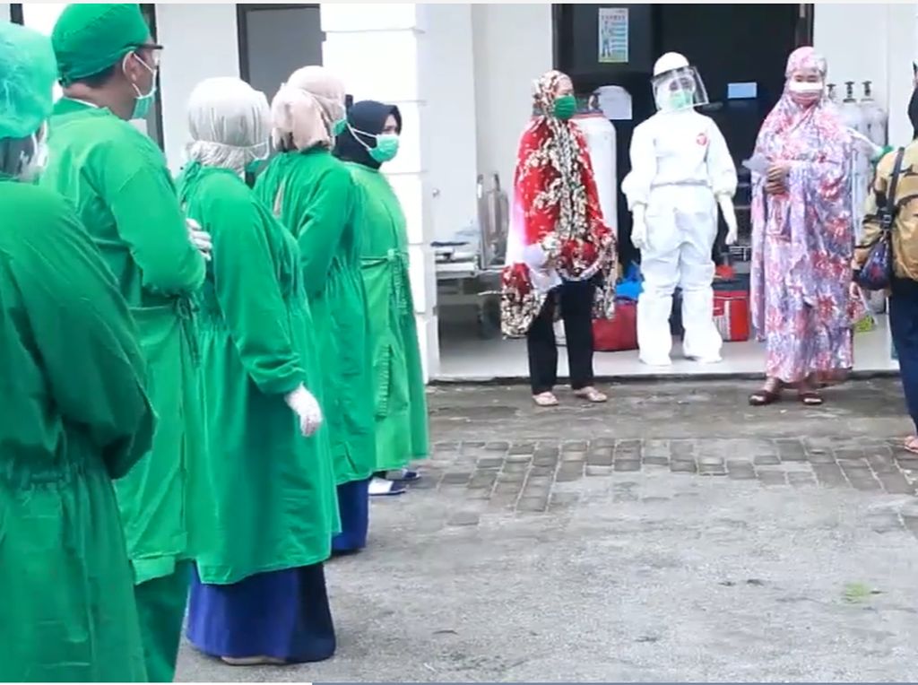 Momen Kepulangan Pasien RSUD Parepare Usai Dinyatakan Negatif Corona Momen Kepulangan Pasien RSUD Parepare Usai Dinyatakan Negatif Corona