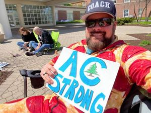 So Sweet, Pria Setia Temani Istri Hamil yang Dirawat di RS dari Luar Jendela