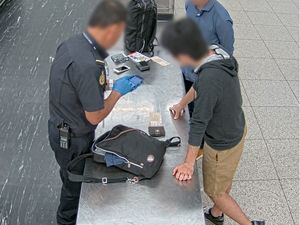 Simpan Ratusan Video Porno di HP, Turis Ini Ditangkap