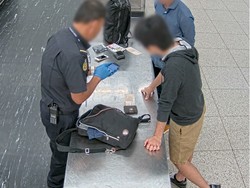 Simpan Ratusan Video Porno di HP, Turis Ini Ditangkap