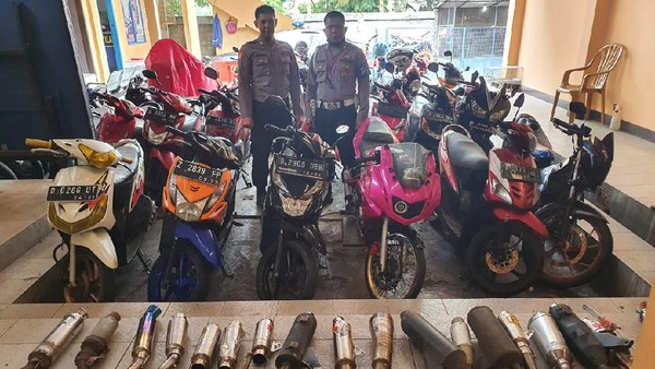 Polisi menyita knalpot brong sepeda motor di Bandung