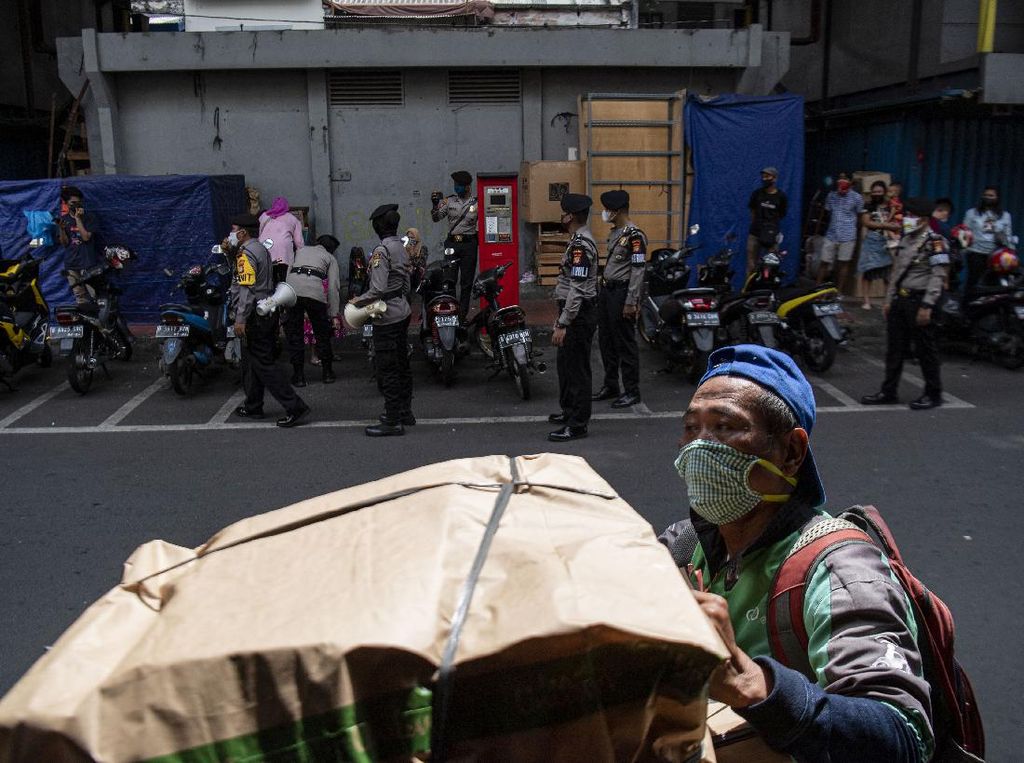 Polisi Gelar Sosialisasi Hadapi New Normal di Jakarta Polisi Gelar Sosialisasi Hadapi New Normal di Jakarta