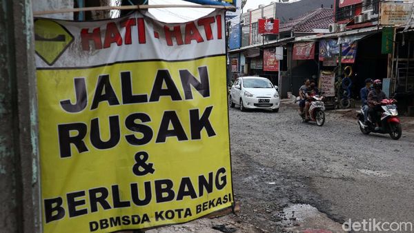 Waduh! Jalan Bintara Raya Rusak Banget