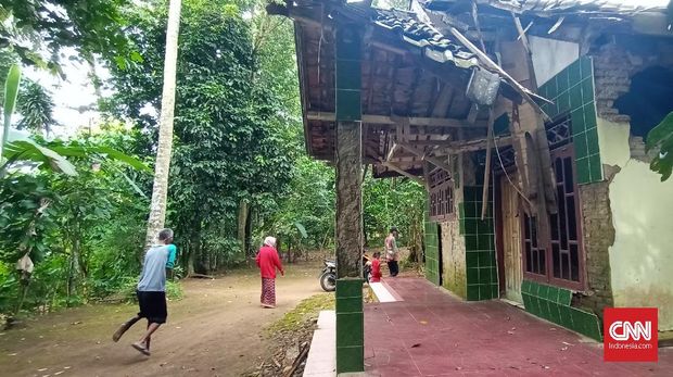 Nenek Sumi (83) dan anaknya Darwis (40) tak bisa merayakan lebaran seperti warga lainnya karena belenggu kemiskinan.