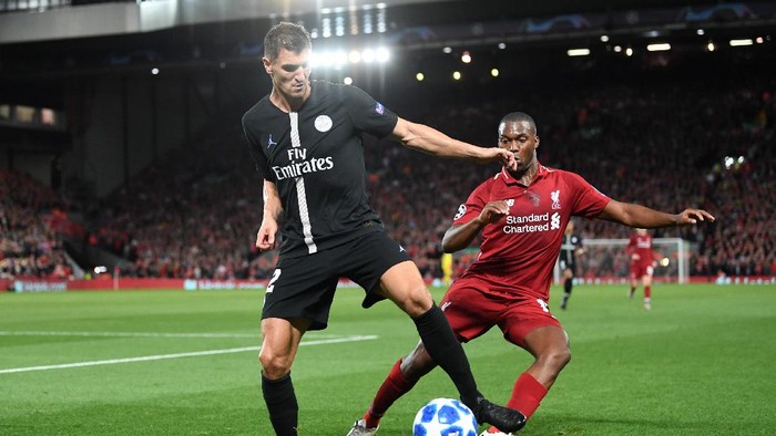 LIVERPOOL, ENGLAND - SEPTEMBER 18:  Thomas Meunier of Paris Saint-Germain controls the ball under pressure from Daniel Sturridge of Liverpool during the Group C match of the UEFA Champions League between Liverpool and Paris Saint-Germain at Anfield on September 18, 2018 in Liverpool, United Kingdom.  (Photo by Michael Regan/Getty Images)