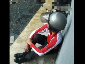 Viral Foto Tukang Pos Menangis di Pinggir Jalan, Ada Cerita Pilu di Baliknya