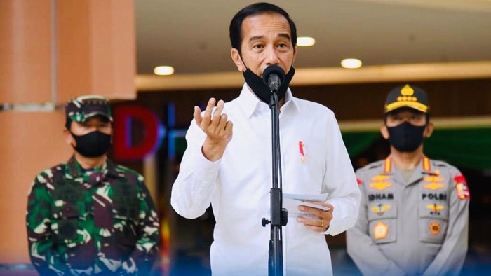 Presiden Jokowi mengecek persiapan new normal di stasiun MRT dan Summarecon Mall Bekasi