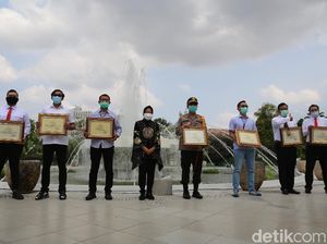 Risma Berikan Penghargaan pada Polisi Surabaya