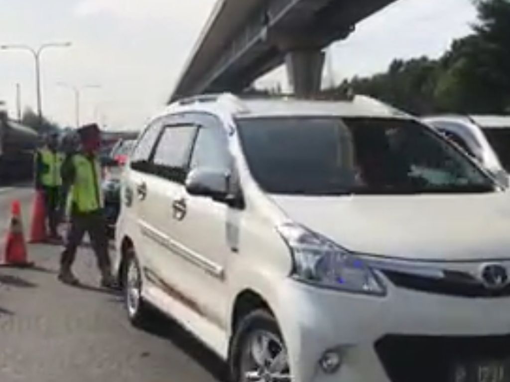 Tak Ada SIKM, 88 Kendaraan di Tol Japek Diarahkan Putar Balik Tak Ada SIKM, 88 Kendaraan di Tol Japek Diarahkan Putar Balik