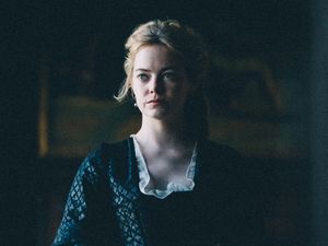 Cerita Emma Stone yang Organ Tubuhnya Geser karena Syuting Pakai Korset Cerita Emma Stone yang Organ Tubuhnya Geser karena Syuting Pakai Korset