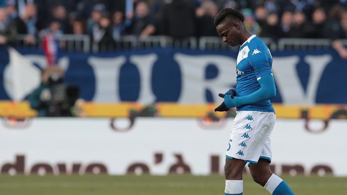 BRESCIA, ITALY - JANUARY 19:  Mario Balotelli of Brescia Calcio walks off after getting a red card during the Serie A match between Brescia Calcio and Cagliari Calcio at Stadio Mario Rigamonti on January 19, 2020 in Brescia, Italy.  (Photo by Emilio Andreoli/Getty Images)