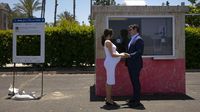 Gara-gara Corona, Pengantin AS Menikah di Tempat Parkir