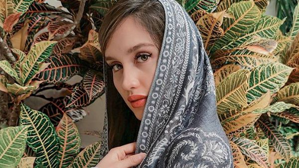 Mirip Barbie! Cantiknya Cinta Laura Kala Berhijab
