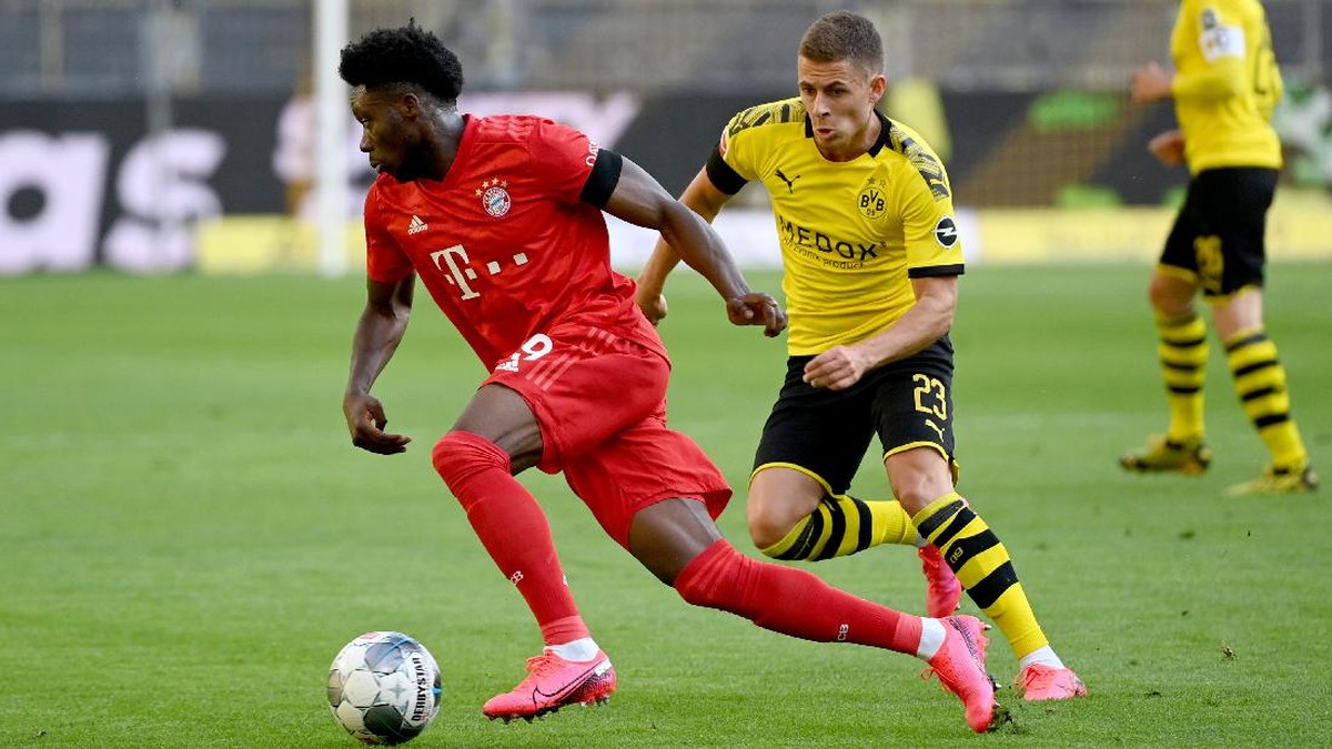 Alphonso Davies (kiri) di laga Borussia Dortmund vs Bayern Munich di Signal Iduna Park, Selasa (26/5). (Foto: Federico Gambarini/Pool via Getty Images)