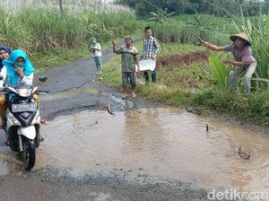 Ketika Warga Kudus Ramai-ramai Mancing di Kubangan Jalan Rusak