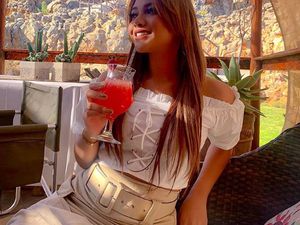 Cantiknya Gaya Aurel Hermansyah Saat Kulineran di Kafe Kekinian