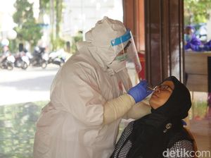 130 Warga dan Pedagang di Pasar Antri Cimahi Jalani Swab Test