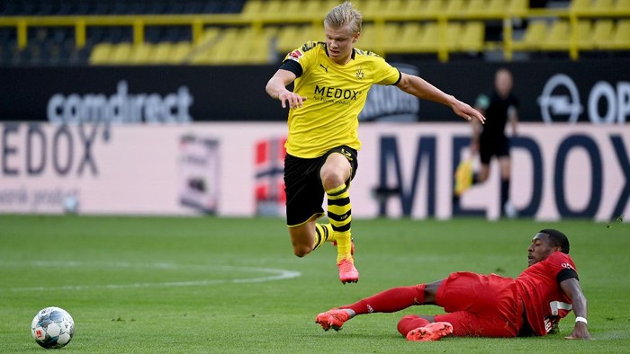 DORTMUND, GERMANY - MAY 26: Erling Haaland of Borussia Dortmund is challenged by David Alaba of Bayern Munichduring the Bundesliga match between Borussia Dortmund and FC Bayern Muenchen at Signal Iduna Park on May 26, 2020 in Dortmund, Germany. (Photo by Federico Gambarini/Pool via Getty Images)