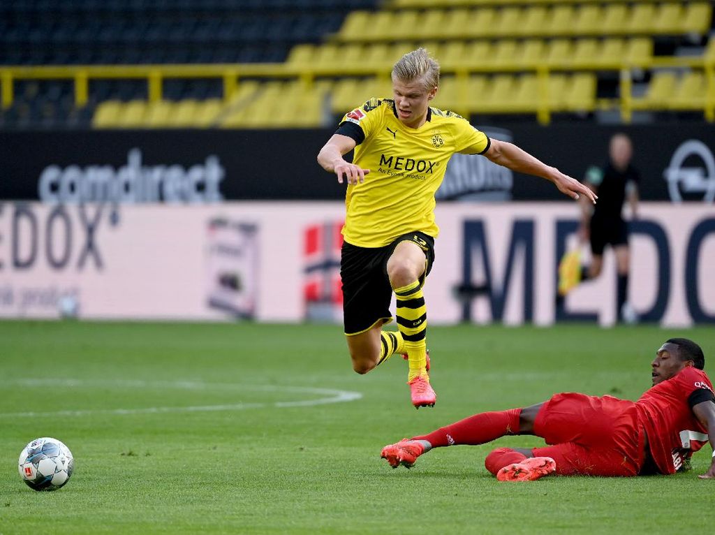 Erling Haaland Cedera Gara-gara Tabrak Wasit? Erling Haaland Cedera Gara-gara Tabrak Wasit?