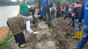 Bupati Luwu Utara Pimpin Bersihkan Taman Sulikan yang Terdampak Banjir Bupati Luwu Utara Pimpin Bersihkan Taman Sulikan yang Terdampak Banjir