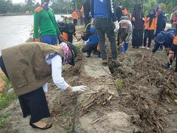 Bupati Luwu Utara Pimpin Bersihkan Taman Sulikan yang Terdampak Banjir