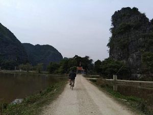Serunya Bersepeda di Kawasan Perbukitan Tam Coc Vietnam