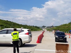 Hampir Seribu Kendaraan di Tol Kalikangkung Arah Jakarta Diminta Putar Balik