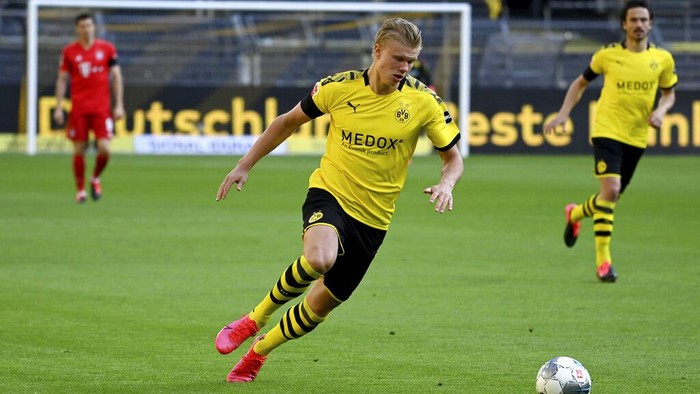 Dortmunds Erling Haaland plays the ball during the German Bundesliga soccer match between Borussia Dortmund in FC Bayern Munich in Dortmund, Germany, Tuesday, May 26, 2020. The German Bundesliga is the worlds first major soccer league to resume after a two-month suspension because of the coronavirus pandemic. (Federico Gambarini/DPA via AP, Pool)