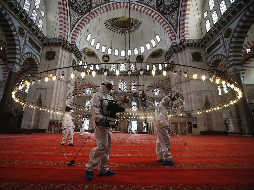 Segera Dibuka, Masjid Suleymaniye Disemprot Disinfektan Segera Dibuka, Masjid Suleymaniye Disemprot Disinfektan