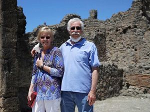 Akhirnya Pasangan Ini Kunjungi Pompeii Setelah Menunggu 2,5 Bulan