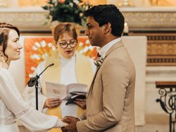 Sempat Batal karena Corona, Dokter dan Perawat Ini Akhirnya Menikah di RS