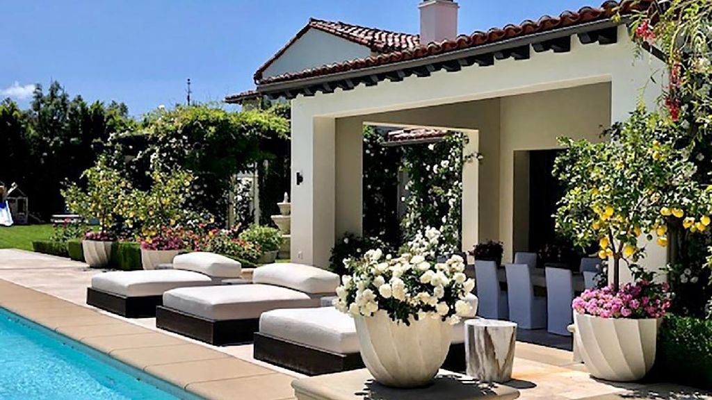 Mengintip Kemewahan Rumah Khloe Kardashian yang Dijual Rp 300 M Mengintip Kemewahan Rumah Khloe Kardashian yang Dijual Rp 300 M