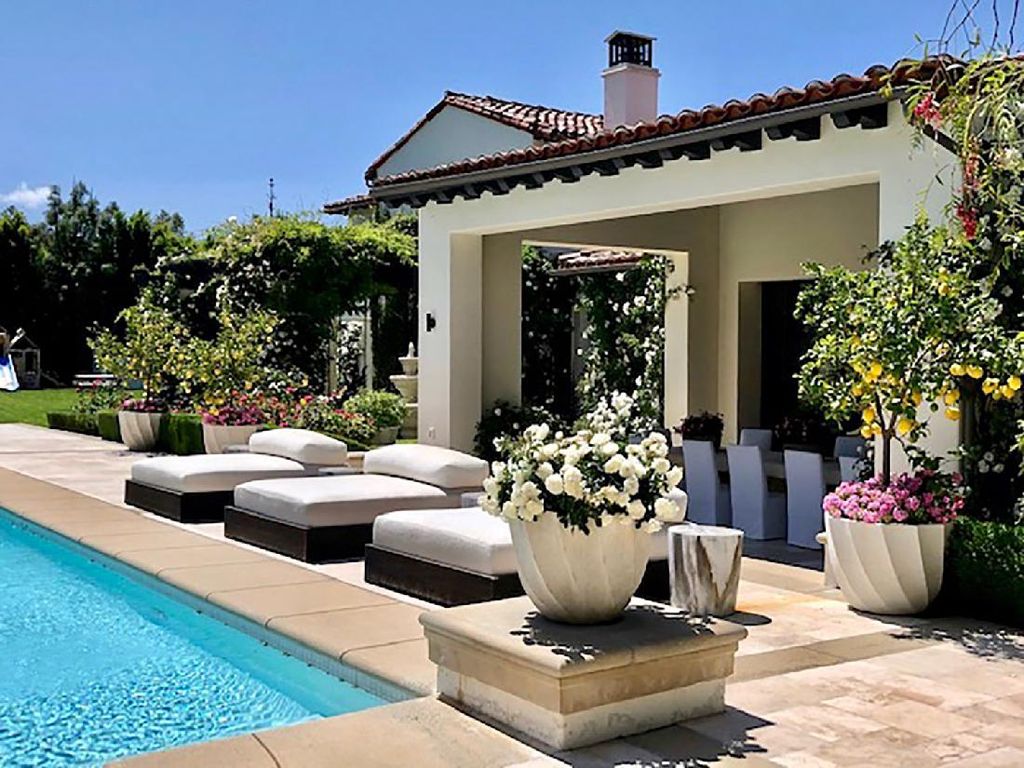 Mengintip Kemewahan Rumah Khloe Kardashian yang Dijual Rp 300 M Mengintip Kemewahan Rumah Khloe Kardashian yang Dijual Rp 300 M