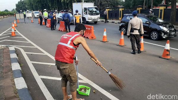 Langgar PSBB, Pengendara Dihukum Push Up dan Sapu Jalan
