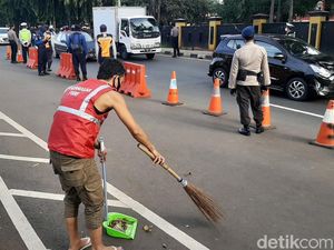 Langgar PSBB, Pengendara Dihukum Push Up dan Sapu Jalan
