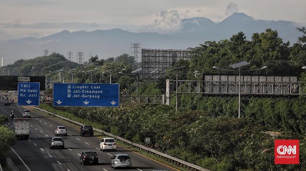 Sejumlah kendaraan melintas di ruas Tol Jagorawi, Kramat Jati, Jakarta Timur, Rabu, 27 Mei 2020. Badan Pengatur Jalan Tol (BPJT) memprediksi adanya penurunan volume kendaraan mencapai 40 persen hingga 50 persen, selain itu aktivitas pengunjung juga menurun di tempat istirahat (rest area) dengan penurunan omzet diperkirakan mencapai 80 persen. CNN Indonesia/Bisma Septalisma