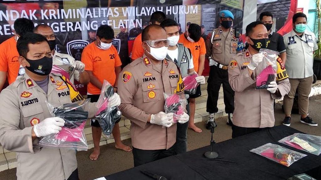 Komplotan Pemeras Pelajar di Bintaro yang Ngaku Polisi Dibekuk Komplotan Pemeras Pelajar di Bintaro yang Ngaku Polisi Dibekuk