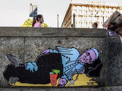 Ada Mural Paus Fransiskus Jadi Pengemis di Milan, Jubahnya Compang-camping
