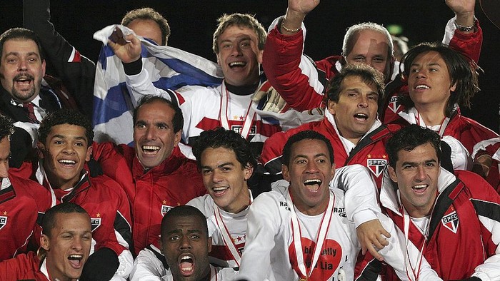 YOKOHAMA, JAPAN ? DECEMBER 18: Players of Sao Paulo celebrate their vistory after the FIFA Club World Championship Toyota Cup 2005 Final between Liverpool and Sao Paulo at The Yokohama International Stadium on December 18, 2005 in Yokohama, Japan. (Photo by Junko Kimura/Getty Images)