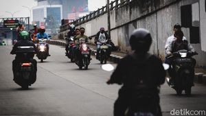 Bahaya! Aksi Pemotor Bandel Nekat Lawan Arah di Ibu Kota