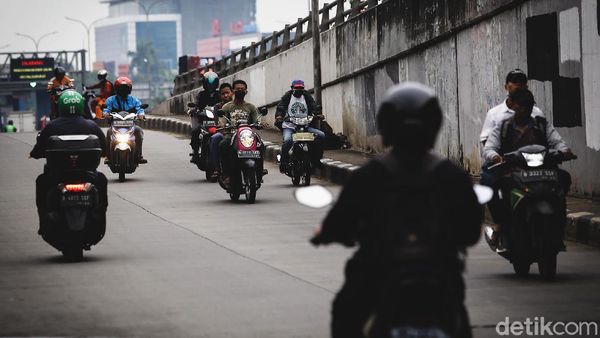 Bahaya! Aksi Pemotor Bandel Nekat Lawan Arah di Ibu Kota