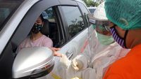 Warga Ikuti Rapid Test Gratis di Jakarta Timur