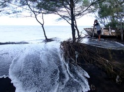 Hati-hati ya, Gelombang Pantai Selatan Jabar Capai 4 Meter