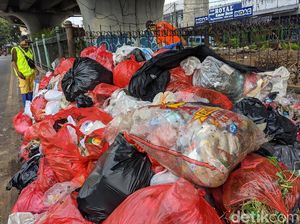 Tumpukan Sampah Bikin Bau di Flyover Ciputat