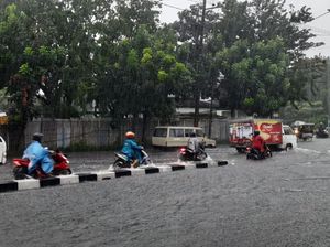 Surabaya Dilanda Hujan Mulai Pagi hingga Petang, Ini Penyebabnya