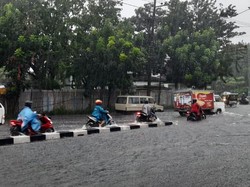 Surabaya Dilanda Hujan Mulai Pagi hingga Petang, Ini Penyebabnya