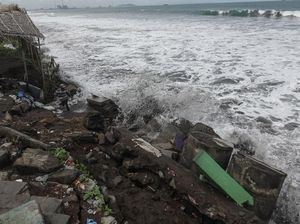 Waspada Gelombang Tinggi 6 Meter Landa Perairan Jatim Hingga 2 Hari ke Depan Waspada Gelombang Tinggi 6 Meter Landa Perairan Jatim Hingga 2 Hari ke Depan