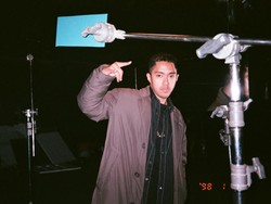 Melihat Dunia Dari Layar dalam Sudut Pandang Laze