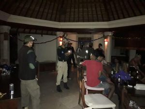 Gelar Party Saat Pandemi Corona, Bule di Bali Dibubarkan Satpol PP